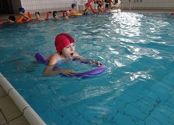 Zajęcia na basenie klas I – III grafika