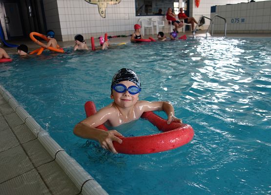 Zajęcia na basenie klas I – III grafika