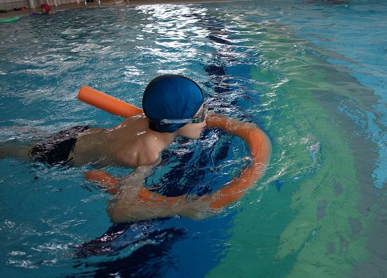 Zajęcia na basenie klas I – III grafika