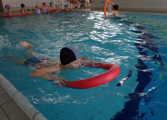 Zajęcia na basenie klas I – III grafika