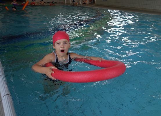 Zajęcia na basenie klas I – III grafika