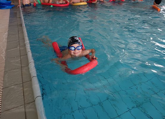 Zajęcia na basenie klas I – III grafika