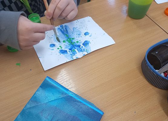 Lekcja kleksografii  w klasie IV grafika