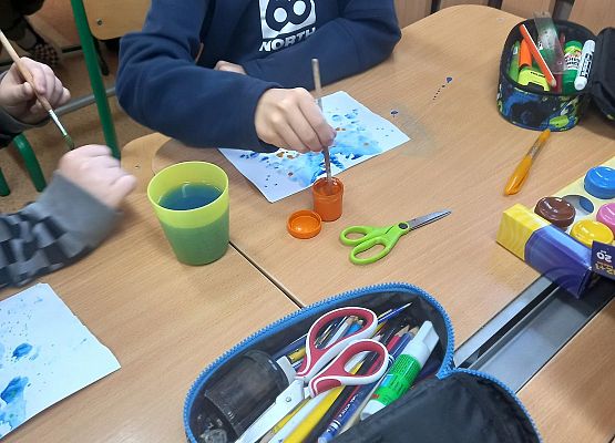 Lekcja kleksografii  w klasie IV grafika