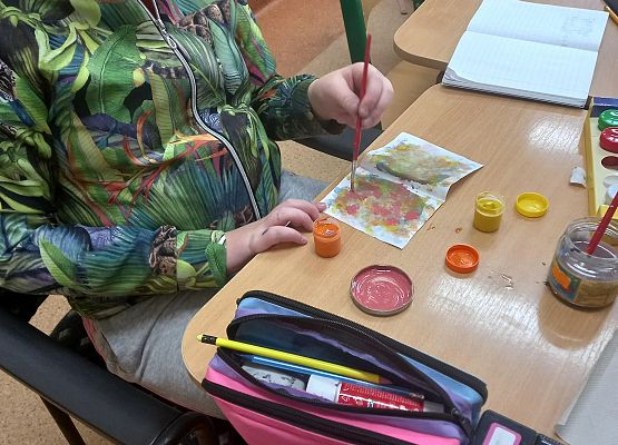 Lekcja kleksografii  w klasie IV grafika