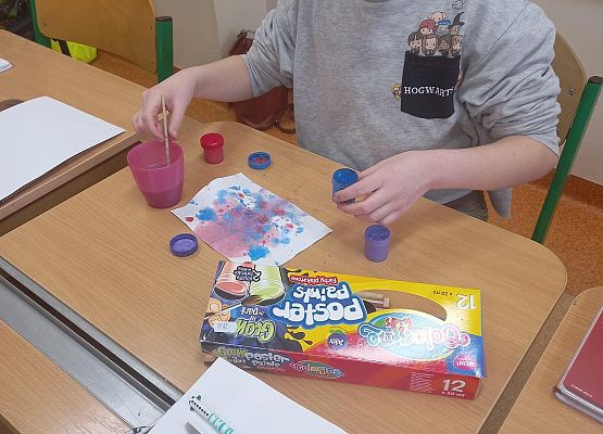 Lekcja kleksografii  w klasie IV grafika