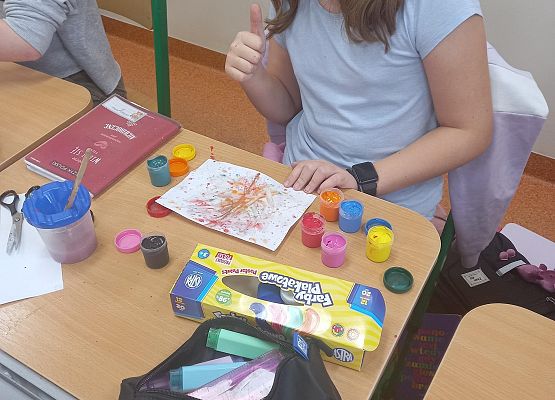 Lekcja kleksografii  w klasie IV grafika