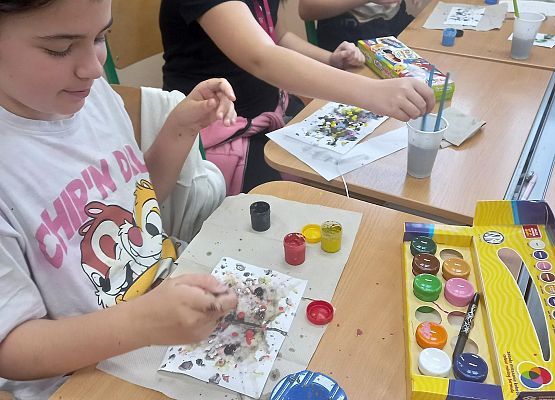 Lekcja kleksografii  w klasie IV grafika