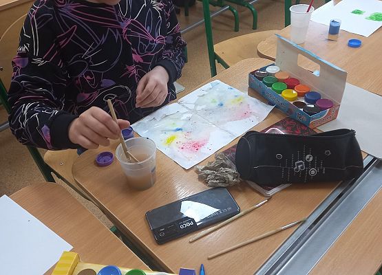 Lekcja kleksografii  w klasie IV grafika