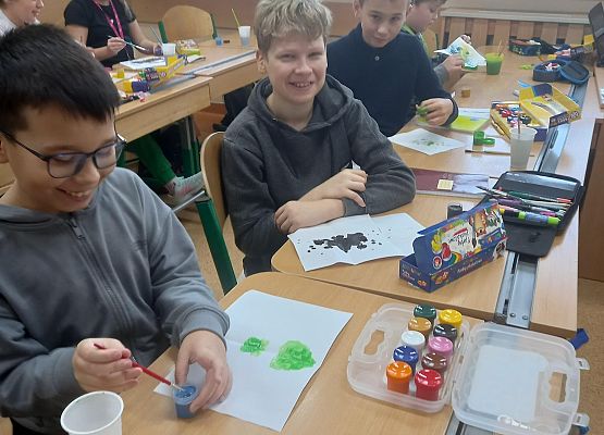 Lekcja kleksografii  w klasie IV grafika