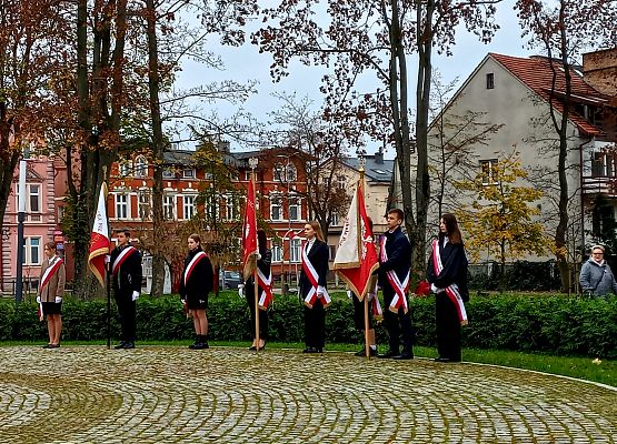 Poczet sztandarowy SJSP pod Obeliskiem Niepodległości na Skwerze Orła Białego w Lęborku - fotorelacja grafika