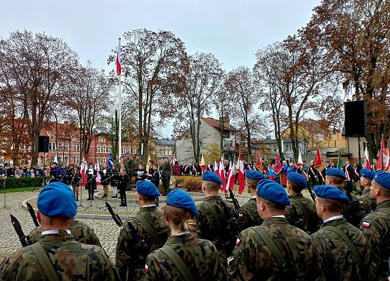 Poczet sztandarowy SJSP pod Obeliskiem Niepodległości na Skwerze Orła Białego w Lęborku - fotorelacja grafika