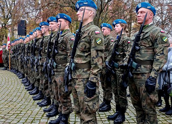 Poczet sztandarowy SJSP pod Obeliskiem Niepodległości na Skwerze Orła Białego w Lęborku - fotorelacja grafika