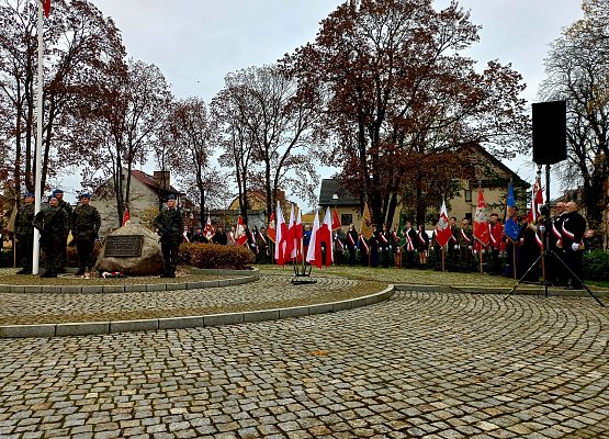 Poczet sztandarowy SJSP pod Obeliskiem Niepodległości na Skwerze Orła Białego w Lęborku - fotorelacja grafika