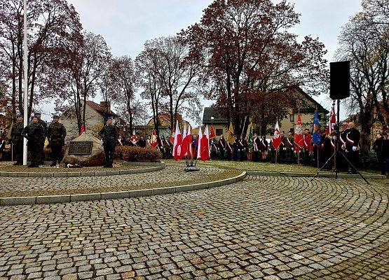 Poczet sztandarowy SJSP pod Obeliskiem Niepodległości na Skwerze Orła Białego w Lęborku - fotorelacja grafika