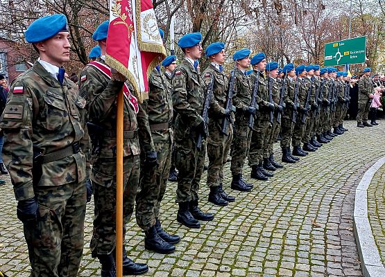 Poczet sztandarowy SJSP pod Obeliskiem Niepodległości na Skwerze Orła Białego w Lęborku - fotorelacja grafika