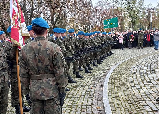 Poczet sztandarowy SJSP pod Obeliskiem Niepodległości na Skwerze Orła Białego w Lęborku - fotorelacja grafika