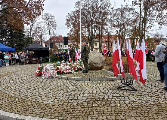 Poczet sztandarowy SJSP pod Obeliskiem Niepodległości na Skwerze Orła Białego w Lęborku - fotorelacja grafika