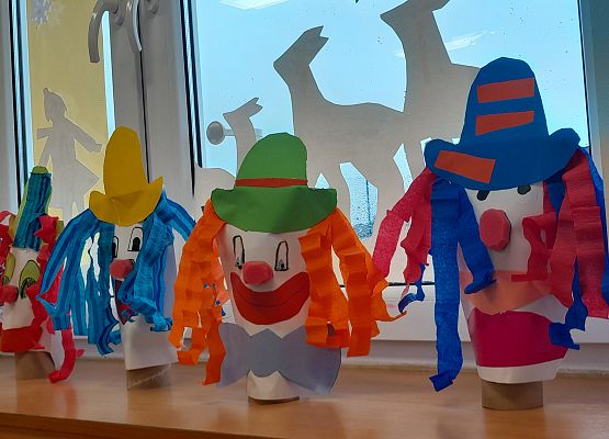 Karnawałowe klauny w klasie pierwszej grafika