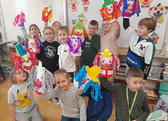 Karnawałowe klauny w klasie pierwszej grafika