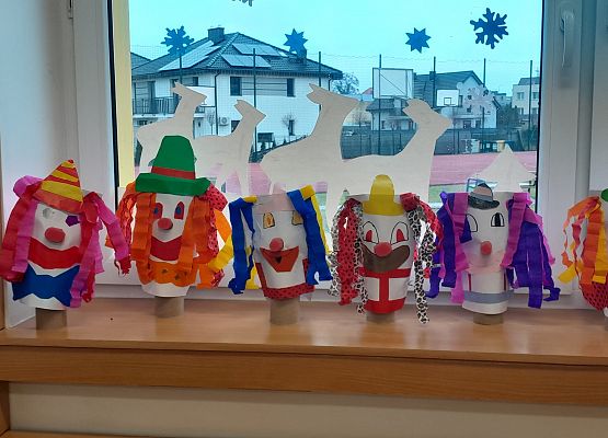 Karnawałowe klauny w klasie pierwszej grafika