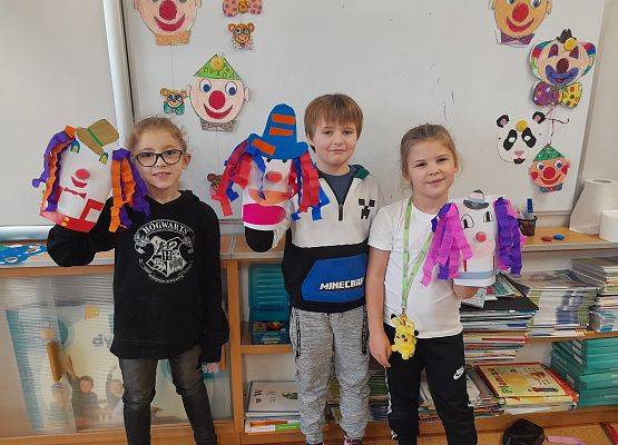 Karnawałowe klauny w klasie pierwszej grafika