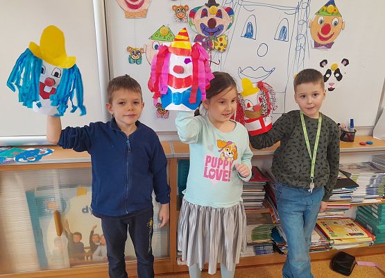 Karnawałowe klauny w klasie pierwszej grafika