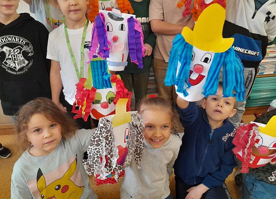 Karnawałowe klauny w klasie pierwszej grafika