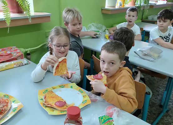 Dzień pizzy w kl. 2a - fotorelacja grafika