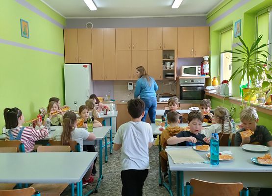 Dzień pizzy w kl. 2a - fotorelacja grafika