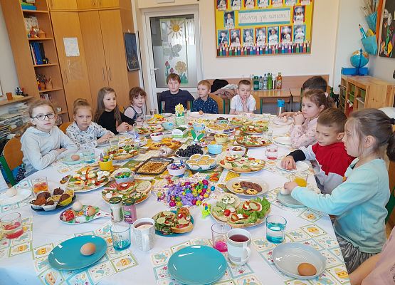 Śniadanie wielkanocne w klasach I-III - fotorelacja grafika