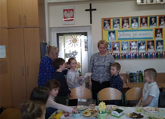 Śniadanie wielkanocne w klasach I-III - fotorelacja grafika