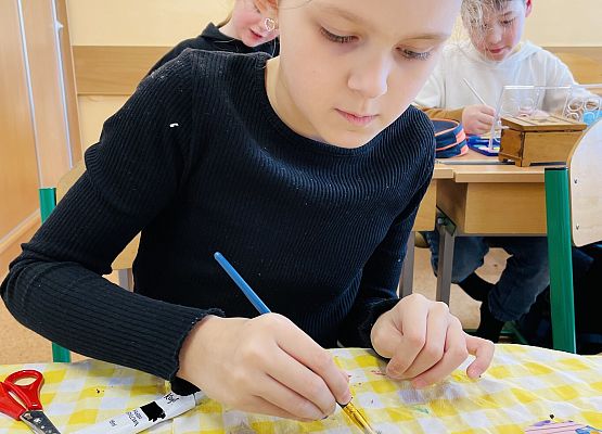 Portrety zajączków w wykonaniu Złotych Rączek. grafika