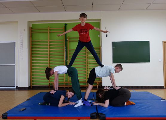 Piramidy nie tylko egipskie, czyli gimnastyka na lekcjach w-f grafika