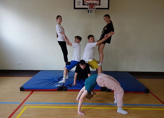 Piramidy nie tylko egipskie, czyli gimnastyka na lekcjach w-f grafika