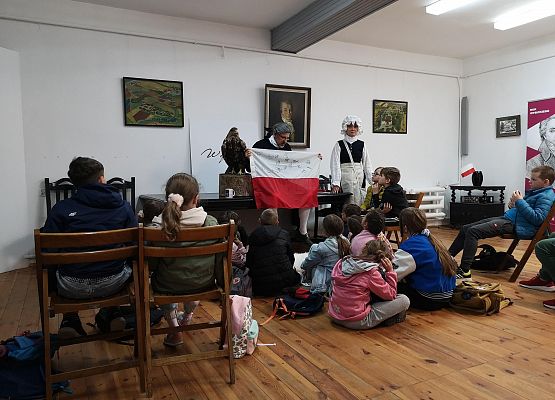 Trzecioklasiści w Muzeum Hymnu Narodowego grafika