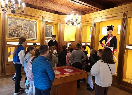 Trzecioklasiści w Muzeum Hymnu Narodowego grafika