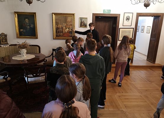 Trzecioklasiści w Muzeum Hymnu Narodowego grafika