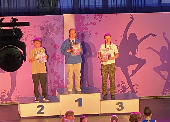 Uczennica klasy V na podium grafika