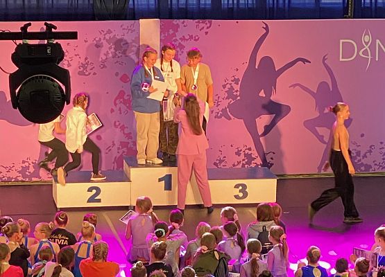 Uczennica klasy V na podium grafika