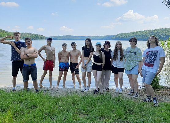 Klasa VIII b nad jeziorem grafika