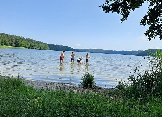 Klasa VIII b nad jeziorem grafika