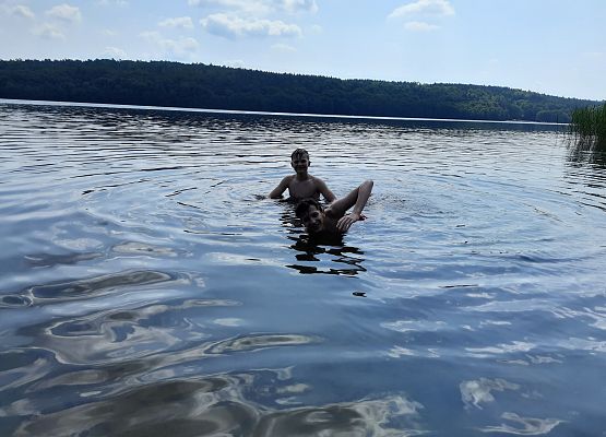 Klasa VIII b nad jeziorem grafika