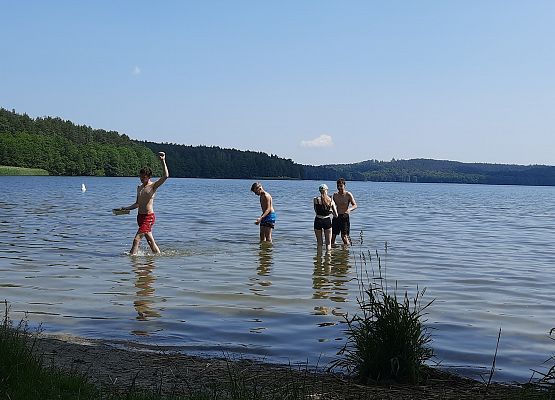 Klasa VIII b nad jeziorem grafika