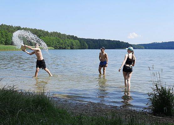 Klasa VIII b nad jeziorem grafika