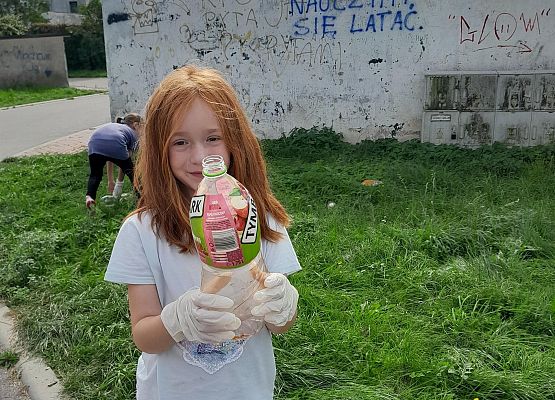 Uczniowie drugiej klasy aktywnie włączyli się w przypadającą dzisiaj,  ogólnopolską akcję ekologiczną ,,Sprzątanie Świata", zbierając śmieci w najbliższym otoczeniu szkoły. Brawo młodzi ekolodzy! grafika