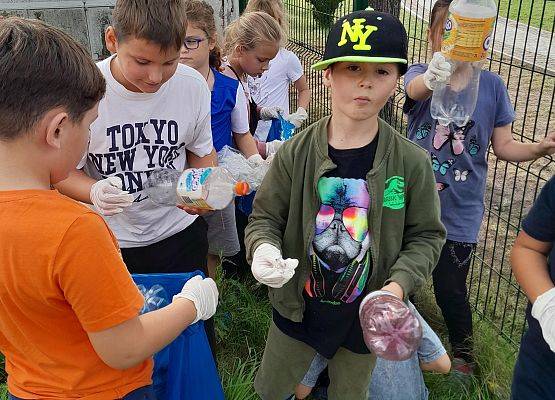 Uczniowie drugiej klasy aktywnie włączyli się w przypadającą dzisiaj,  ogólnopolską akcję ekologiczną ,,Sprzątanie Świata", zbierając śmieci w najbliższym otoczeniu szkoły. Brawo młodzi ekolodzy! grafika