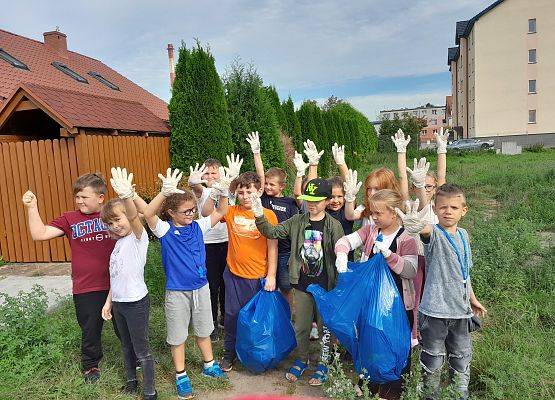 Uczniowie drugiej klasy aktywnie włączyli się w przypadającą dzisiaj,  ogólnopolską akcję ekologiczną ,,Sprzątanie Świata", zbierając śmieci w najbliższym otoczeniu szkoły. Brawo młodzi ekolodzy! grafika