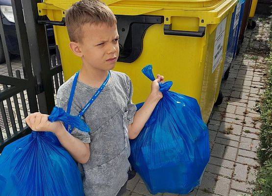 Uczniowie drugiej klasy aktywnie włączyli się w przypadającą dzisiaj,  ogólnopolską akcję ekologiczną ,,Sprzątanie Świata", zbierając śmieci w najbliższym otoczeniu szkoły. Brawo młodzi ekolodzy! grafika
