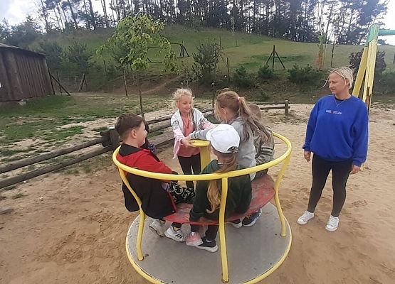 Uczniowie klasy I a i I b,w ramach realizacji języka kaszubskiego,wybrali się do Parku Edukacyjnego ,,Egzotyczne Kaszuby" w Tuchlinie grafika